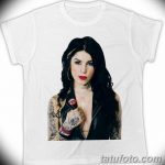 Фотография Kat Von D в кожаной куртке и с обилием татуировок на теле, напечатанная на белой футболке.