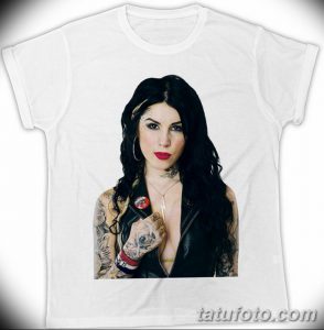 Фотография Kat Von D в кожаной куртке и с обилием татуировок на теле, напечатанная на белой футболке.