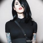 Фотография Кат фон Ди в черной рубашке с татуировками на руках и шее. Стильный и креативный образ.
