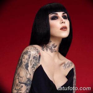 Фотография девушки с темными волосами и ярким макияжем, демонстрирующая детализированные татуировки на шее и руке.