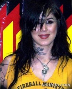 Фото Kat Von D: тату-мастер с татуировками в виде роз на шее и плече. Детальный портрет с акцентом на татуировки.