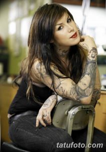 Фото Kat Von D: тату-мастер демонстрирует татуировки на руках, шее и плечах. Детальный портрет с акцентом на татуировки.