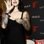 Фото Kat Von D: тату-мастер демонстрирует впечатляющие рукава татуировок и татуировки на груди. Детальный снимок татуировок.