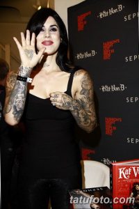 Фото Kat Von D: тату-мастер демонстрирует впечатляющие рукава татуировок и татуировки на груди. Детальный снимок татуировок.