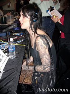 Фото Kat Von D: тату-мастер демонстрирует впечатляющий рукав татуировок, покрывающий всю ее руку. Детальный снимок татуировок.