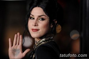 Фото Kat Von D: знаменитая тату-мастер с татуировками на лице, шее и руках. Детальный портрет с акцентом на татуировки.