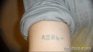 Фото тату группы крови 'A(II)Rh+' на предплечье. Небольшой, простой рисунок татуировки, выполненный в черном цвете.
