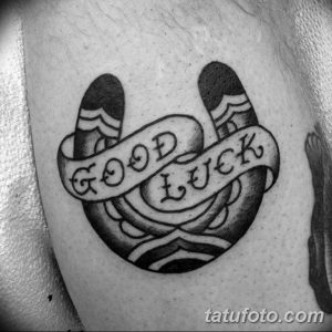 Фото татуировки подковы с надписью 'GOOD LUCK'. Черно-белый рисунок татуировки в стиле олдскул.