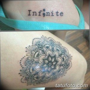 Фото минималистичной татуировки с надписью 'Infinite' и символом бесконечности на коже. Небольшой рисунок татуировки.