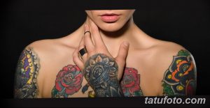 Фото татуировки в стиле олд скул на плечах и руках девушки. Изображены розы, сердца, якоря и другие классические элементы.