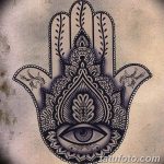 Эскиз татуировки Хамса (Рука Фатимы) в черном цвете. Детализированный рисунок с орнаментом и узорами, выполненный в традиционном стиле.