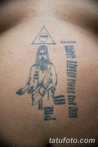 Фото тату: изображение Иисуса Христа с нимбом и текстом на спине человека, выполненное в простом, схематичном стиле.