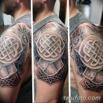 Фото тату кельтского узла на плече. Детализированный орнамент в технике blackwork, символизирующий бесконечность и связь поколений.