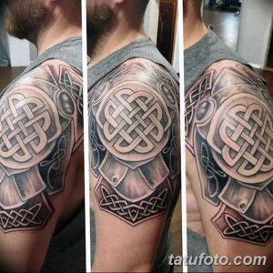 Фото тату кельтского узла на плече. Детализированный орнамент в технике blackwork, символизирующий бесконечность и связь поколений.