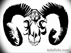 Фото тату черепа с рогами на плече. Черная татуировка в стиле Blackwork с геометрическими узорами и четкими линиями.