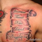 Фото тату на спине с именами 'Darrian', 'Tomel', 'Kira', 'David', 'Angelique', оформленными в виде свитков и дополненными символом 'P' с розой. Эскиз тату в стиле олдскул.