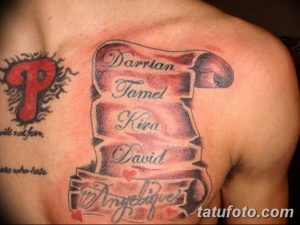 Фото тату на спине с именами 'Darrian', 'Tomel', 'Kira', 'David', 'Angelique', оформленными в виде свитков и дополненными символом 'P' с розой. Эскиз тату в стиле олдскул.