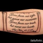 Фото татуировки на предплечье, изображающей свиток с надписью "Gone from our sight, but never our memories". Черно-серый рисунок.