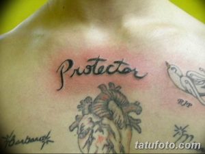 Фото тату: реалистичное изображение человеческого сердца с надписью "Protector" и изображением голубей, выполненное на груди.