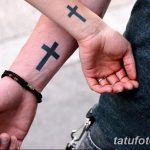 Фото тату: два простых черных креста на запястьях. Идеально для парных татуировок или символа веры.
