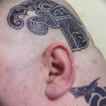 Фото тату: сложный кельтский узор, выполненный черными линиями на затылке мужчины, с использованием переплетающихся линий и узлов.