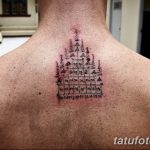 Фото тату: сложный геометрический рисунок Сакунт в черных тонах на спине мужчины, выполненный в традиционном тайском стиле.