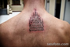 Фото тату: сложный геометрический рисунок Сакунт в черных тонах на спине мужчины, выполненный в традиционном тайском стиле.
