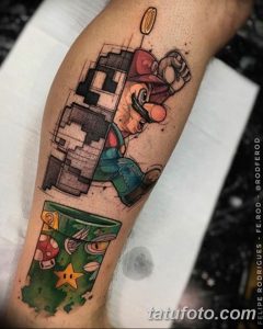 Фото тату с изображением Марио из Super Mario Bros. и гриба в стиле 8-bit на ноге. Яркие цвета и пиксельная графика.