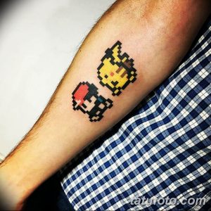 Фото тату с изображением Пикачу и Эша из Покемонов в стиле 8-bit на предплечье. Яркие цвета и узнаваемые персонажи.
