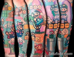 Фото тату: масштабная пиксельная татуировка, изображающая сцены из игры Super Mario на ногах. Яркие цвета и узнаваемые персонажи создают эффект игровой вселенной на коже.