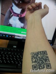 Фото тату: пиксельный QR-код на запястье. Минималистичный и современный дизайн, позволяющий закодировать информацию в татуировке.