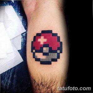 Фото тату: пиксельный покебол на руке, выполненный в стиле 8-bit. Яркий и узнаваемый рисунок татуировки для поклонников вселенной Pokemon.