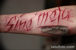 Фото тату на руке с изображением надписи "Sine metu" и бритвы, покрытой кровью. Реалистичный и пугающий рисунок татуировки.