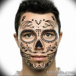 Фото тату: татуировка на лице, выполненная в стиле Day of the Dead (День мертвых). Череп украшен яркими цветами и узорами.
