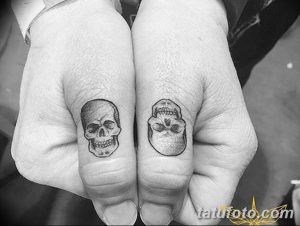 Фото парных татуировок черепов на пальцах. Маленькие черно-белые рисунки татуировок, изображающие черепа, выполненные в минималистичном стиле.