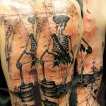 Фото тату на боку с изображением двух скелетов-пиратов, бочек и карты сокровищ. Детализированный и атмосферный рисунок.
