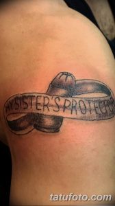 Фото тату шляпы и надписи 'My Sister's Protector' на плече. Сентиментальная татуировка, выражающая любовь и защиту сестры.