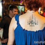 Фото тату Сакунт на спине женщины, выполненное в традиционном тайском стиле. Сложный геометрический узор с использованием черных чернил.