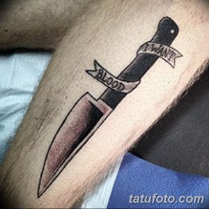 Фото татуировки на предплечье с изображением кинжала и надписью "I Want Blood". Черно-серый рисунок татуировки в стиле олдскул.