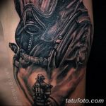 Фото тату пожарного в полной экипировке, выполненное в технике black and grey на руке. Детализированный рисунок татуировки с реалистичными тенями.