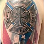Фото тату креста Мальтийского с надписями 'Duty', 'Honor', 'Spirit' на руке. Стильный рисунок татуировки в черно-белых тонах.