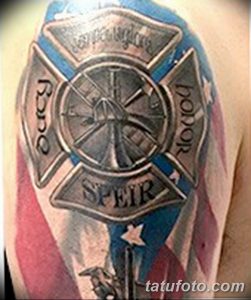 Фото тату креста Мальтийского с надписями 'Duty', 'Honor', 'Spirit' на руке. Стильный рисунок татуировки в черно-белых тонах.