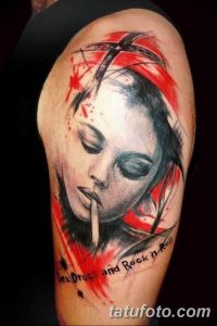Фото тату на плече: портрет девушки с сигаретой и надписью 'Sex Drugs and Rock n Roll'. Реалистичный рисунок татуировки в ярких красных и черных тонах.