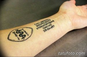 Фото татуировки на запястье с информацией о CAH, надпочечниковой недостаточности и номере телефона. Черно-белый рисунок татуировки, предназначенный для экстренных случаев.