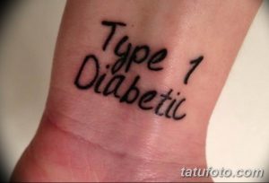 Фото татуировки на запястье с надписью "Type 1 Diabetic" черным цветом. Минималистичный рисунок татуировки, предназначенный для информирования о состоянии здоровья.