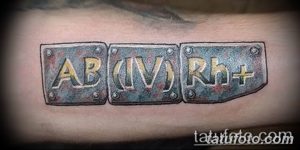 Фото татуировки на руке: группа крови 'AB(IV)Rh+' в стилизованных металлических пластинах с заклепками. Оригинальный и необычный дизайн.