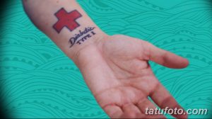 Фото татуировки на запястье: красный крест и надпись 'Diabetic TYPE I', указывающая на группу крови и диагноз.