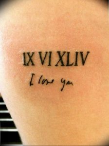 Фото тату: римские цифры и надпись 'I love you' на коже. Романтичный дизайн, черные чернила, аккуратный шрифт. Идеально для выражения чувств.