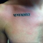 Черно-белое фото татуировки на груди с римскими цифрами VI-VI-MMXI. Простой и лаконичный дизайн, четкие линии, символ важной даты.