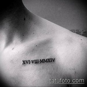 Фотография татуировки на ключице с римскими цифрами "XVI-VIII-MMXIV", выполненной черным цветом.